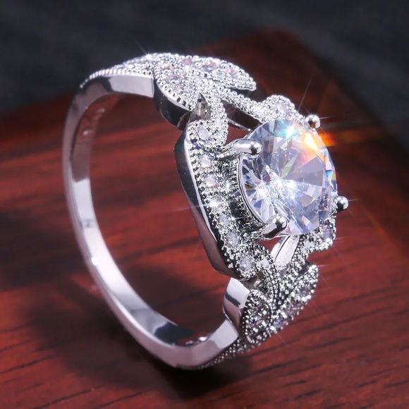 New Women’s 925 Silver Beautiful Diamond Flower Ring - Picture 3 of 6